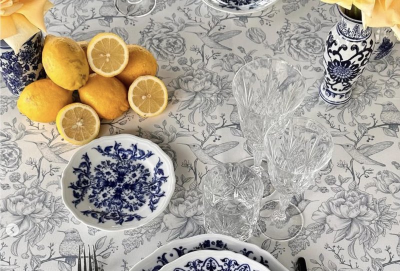 Detail stolu s ubrusem Colibria k zapujčení