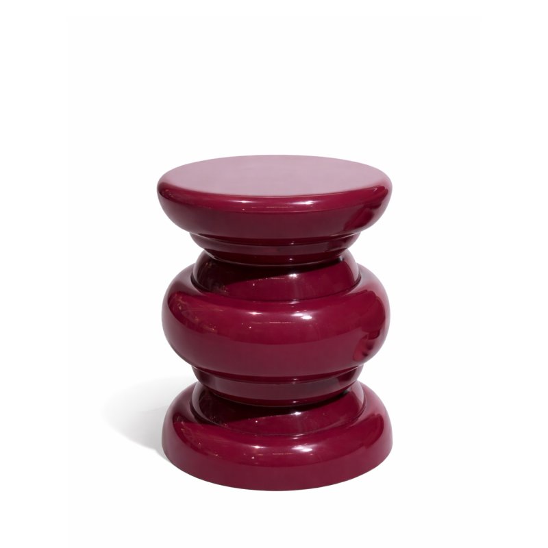 Kovový taburet / odkládací stolek v bordó barvě k zapůjčení