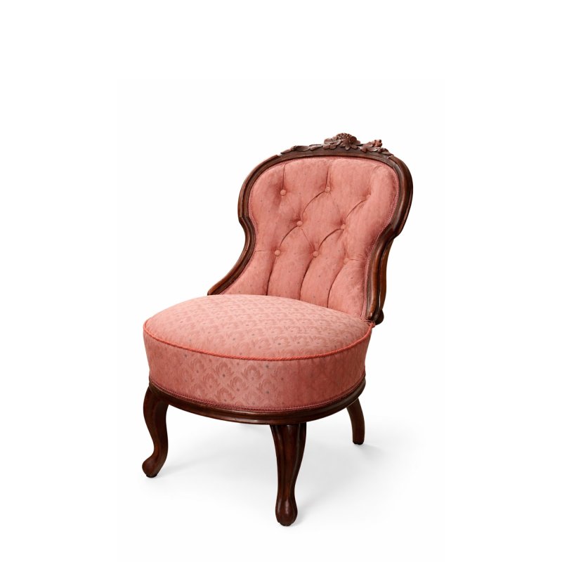 Dřevěné čalouněné křeslo s růžovým potahem k zapůjčení